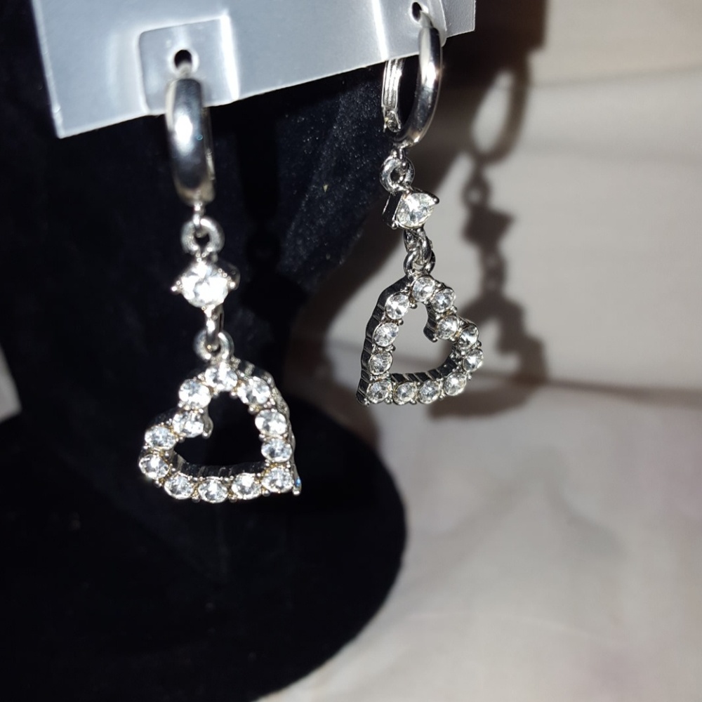 New RHINESTONE  HEART DROP EARRINGS 18KGP.